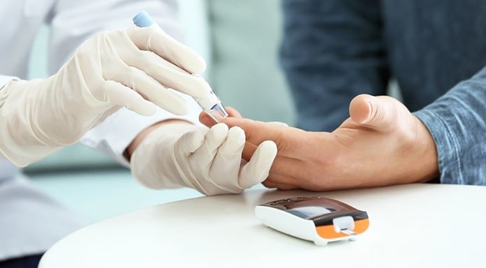 Bạn nên kiểm tra lượng đường trong máu thường xuyên bằng cách thử đường huyết tại nhà