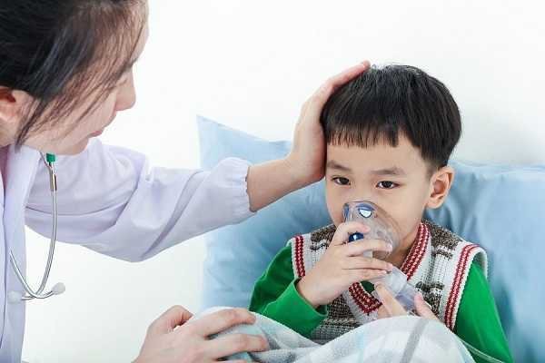 Trong trường hợp bệnh viêm tiểu phế quản nặng, trẻ có thể cần phải ở lại bệnh viện hoặc thở oxy