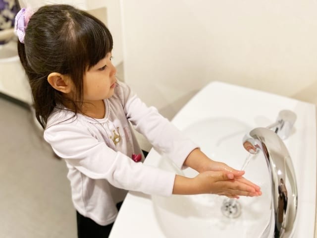 Rửa tay đúng cách sẽ giúp trẻ ngăn ngừa tay chân miệng