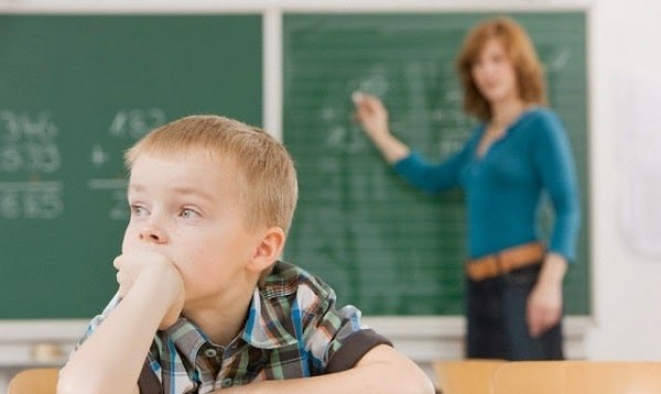 Trẻ có thể có sự chậm trễ trong các kỹ năng ngôn ngữ, xã hội và học tập