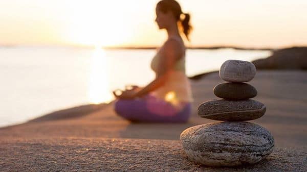 Thiền hay yoga là bài tập nhẹ nhàng giúp thư giãn tinh thần và thể chất