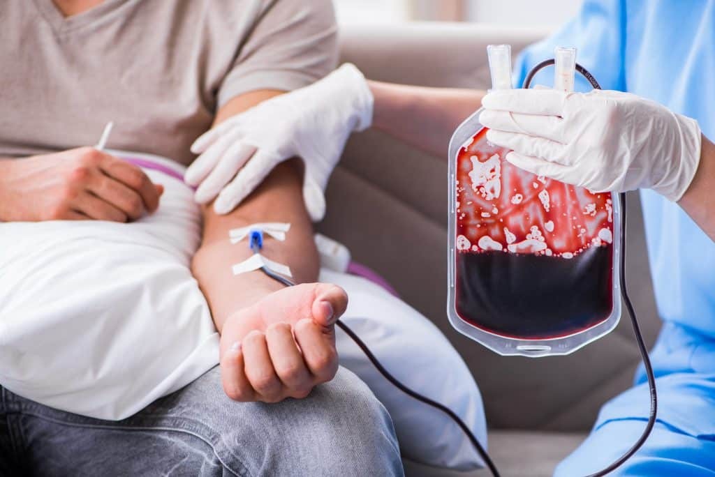 Có nhiều nguyên nhân khiến cơ thể bị mất máu: hiến máu, các bệnh lý dạ dày,...