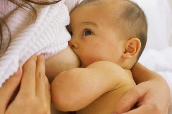 Vàng da có thể xảy ra khi bé không được bú đủ sữa mẹ