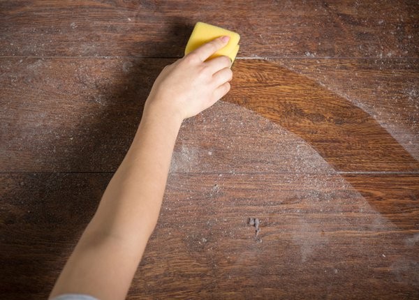 Lau chùi nhà cửa thường xuyên để loại bỏ bụi bẩn