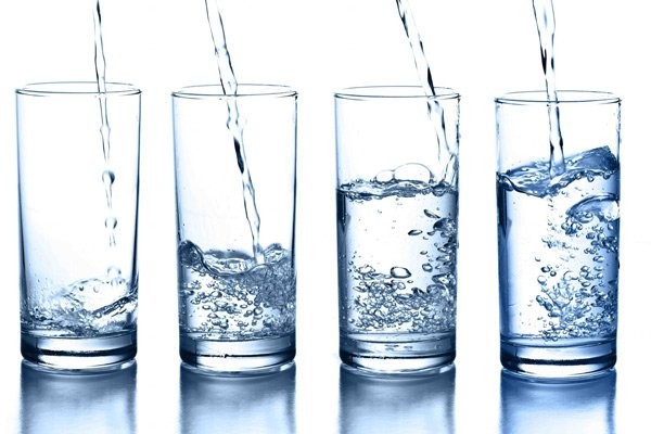 người bệnh Crohn nên tăng cường uống nước