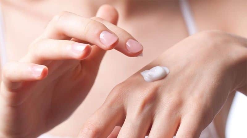 Che chắn kỹ vùng da bị bạch biến hoặc sử dụng kem chống nắng thường xuyên giúp bảo vệ tốt làn da của bạn