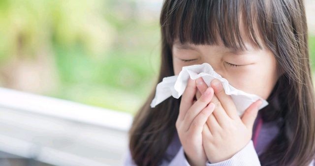 Triệu chứng nghẹt mũi, chảy mũi trong cảm lạnh.