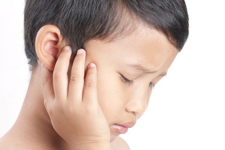 Đau là triệu chứng thường gặp nhất mà dị vật tai gây ra (Nguồn: Kids Clinic)