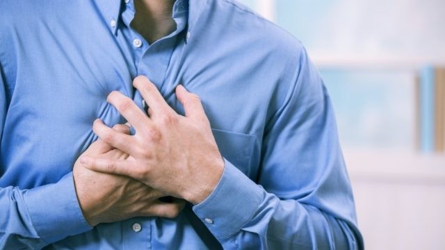 Đau thắt ngực là triệu chứng then chốt trong thiếu máu cơ tim.