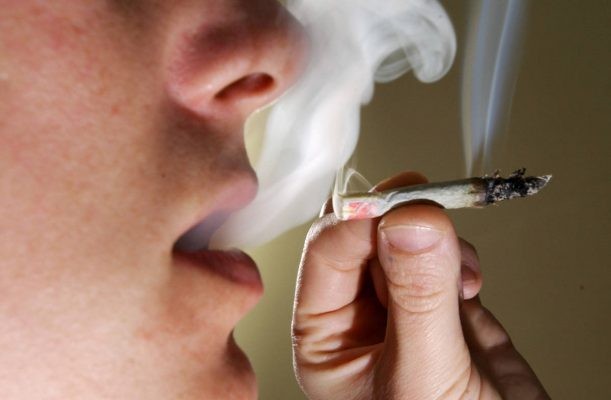 Hút thuốc lá làm tăng đáng kể nguy cơ mắc ung thư thanh quản