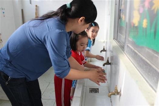 Rửa tay và giáo dục trẻ em rửa tay phòng ngừa bệnh giun sán
