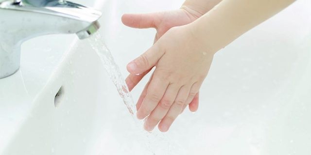 Rửa tay sạch sẽ sau khi đi vệ sinh và trước khi ăn