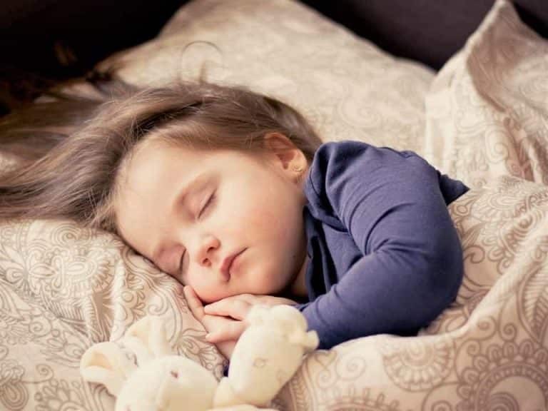 Trẻ ngủ quá sâu, không biết tín hiệu cần phải đi tiểu