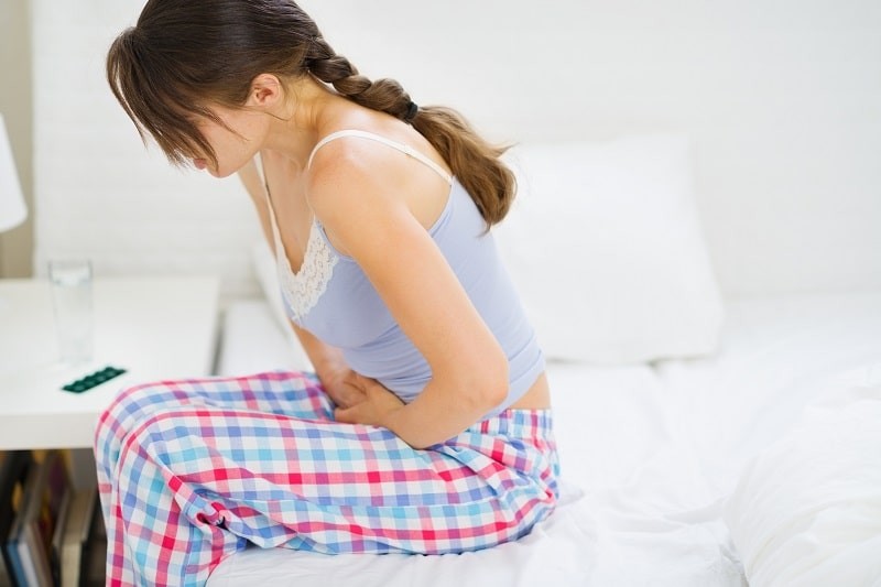 Đau quặn bụng là một triệu chứng thường gặp ở bệnh viêm đại tràng giả mạc