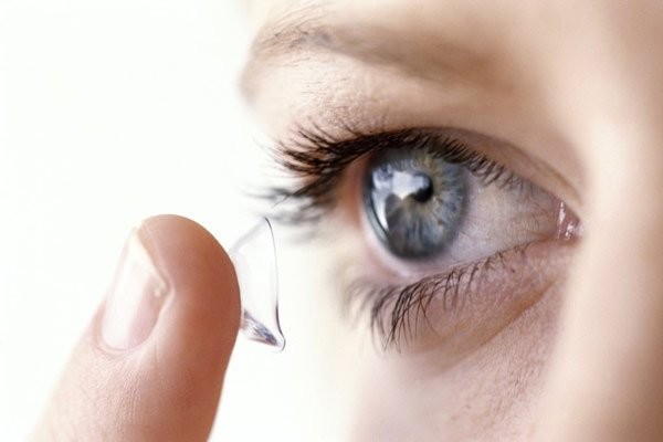 Sử dụng kính áp tròng không đúng cách có thể gây viêm giác mạc