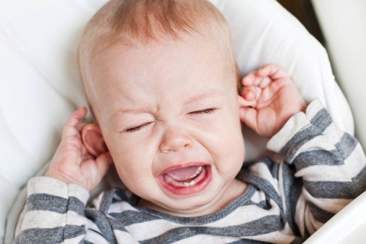 Tự kéo tai có thể là dấu hiệu viêm tai giữa ở trẻ