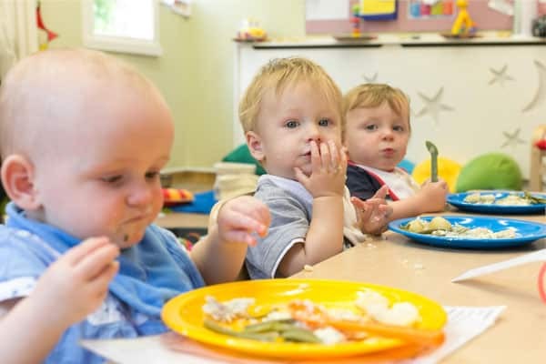 Cho trẻ chơi với thức ăn trong bữa ăn