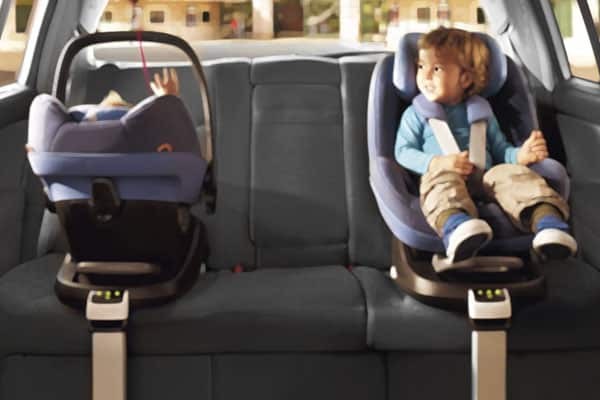 chọn ghế cho trẻ đi xe hơi: ghế xoay 360 độ