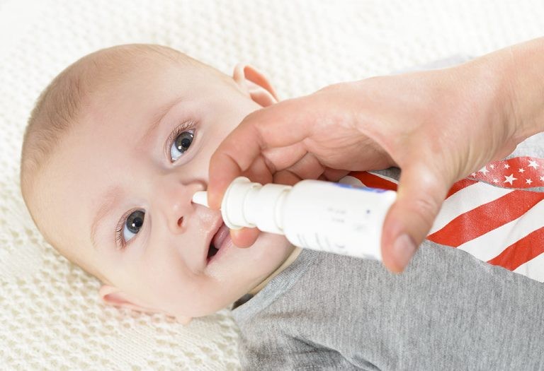 Trước khi rửa mũi, nên chuẩn bị cho trẻ như thế nào?
