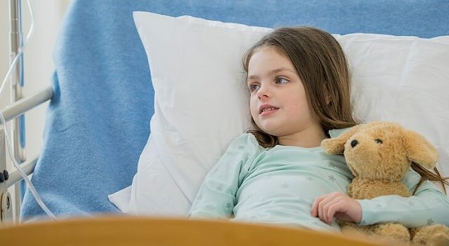 Trẻ cần nhập viện để phẫu thuật cắt bỏ kén bã đậu