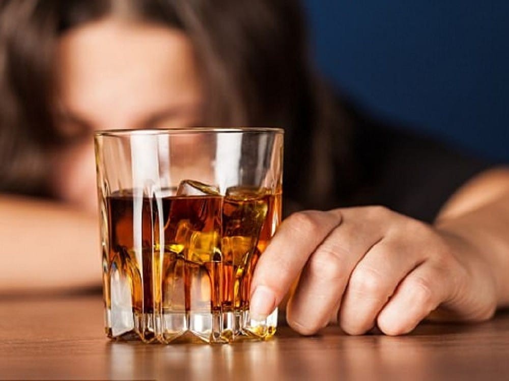 Ngộ độc rượu rất dễ nhầm lẫn với tình trạng say rượu