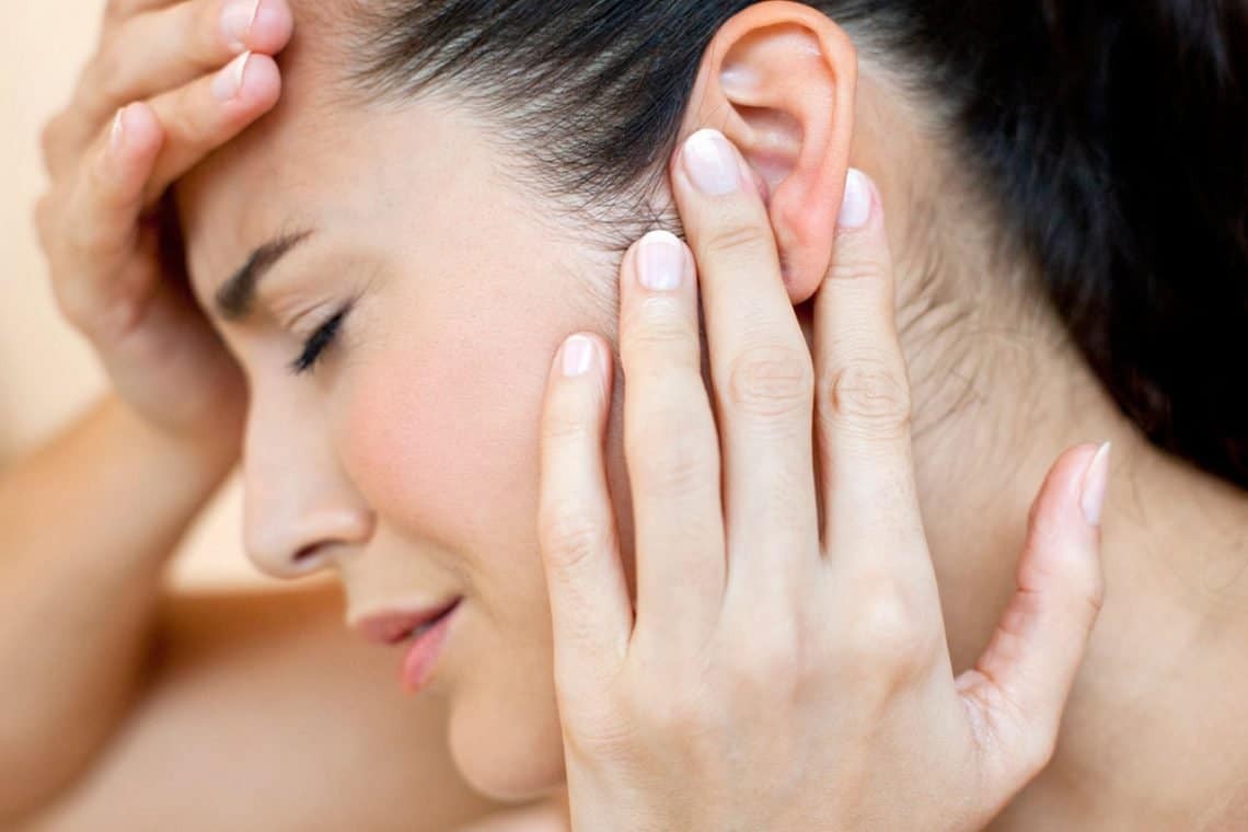 Nghe kém và ù tai là 2 triệu chứng chính của bệnh