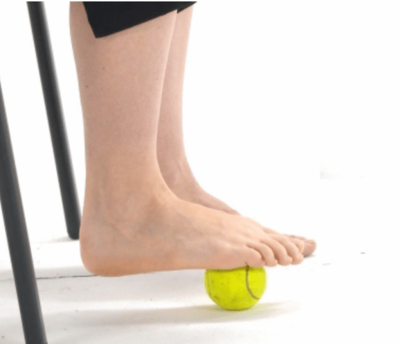 Hình ảnh minh họa bài tập lăn bóng cho người bàn chân bẹt