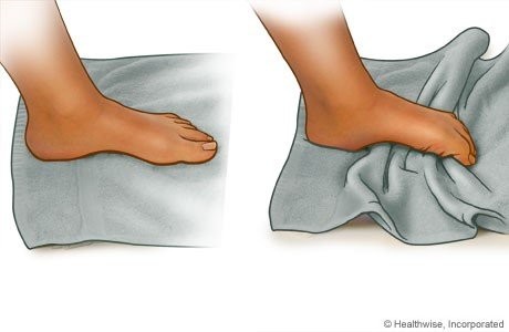 Hình ảnh minh họa bài tập cuộn khăn cho bàn chân bẹt