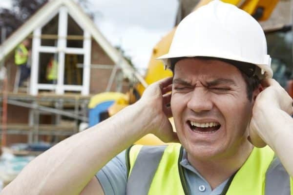Nghề nghiệp thường xuyên tiếp xúc với tiếng ồn có thể gây nghe kém