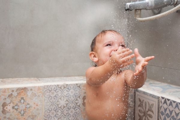 Tắm rửa sạch sẽ giúp trẻ giảm ngứa và dễ chịu hơn.