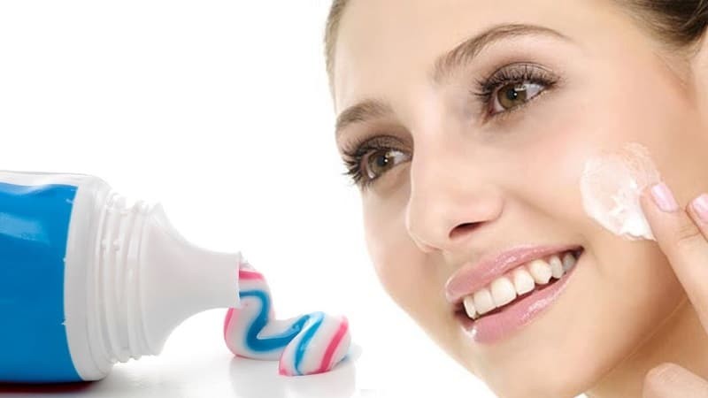Trị mụn bằng kem đánh răng có hiệu quả không?