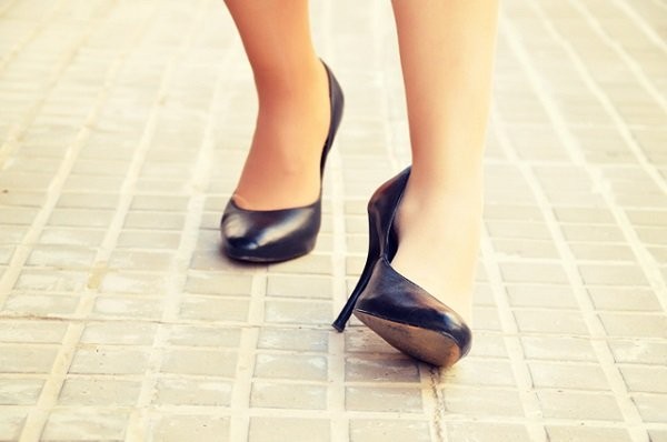 Bước hụt chân, té ngã khiến cổ chân xoắn vặn có thể gây gãy xương mắt cá chân