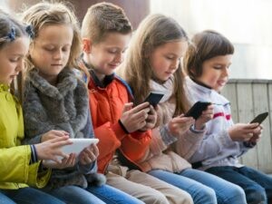 Thế giới ảo trong điện thoại thông minh cản trở trẻ em hòa nhập xã hội