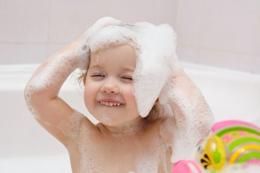Thường xuyên tắm rửa sạch sẽ cũng là một cách phòng ngừa bệnh nấm da đùi.