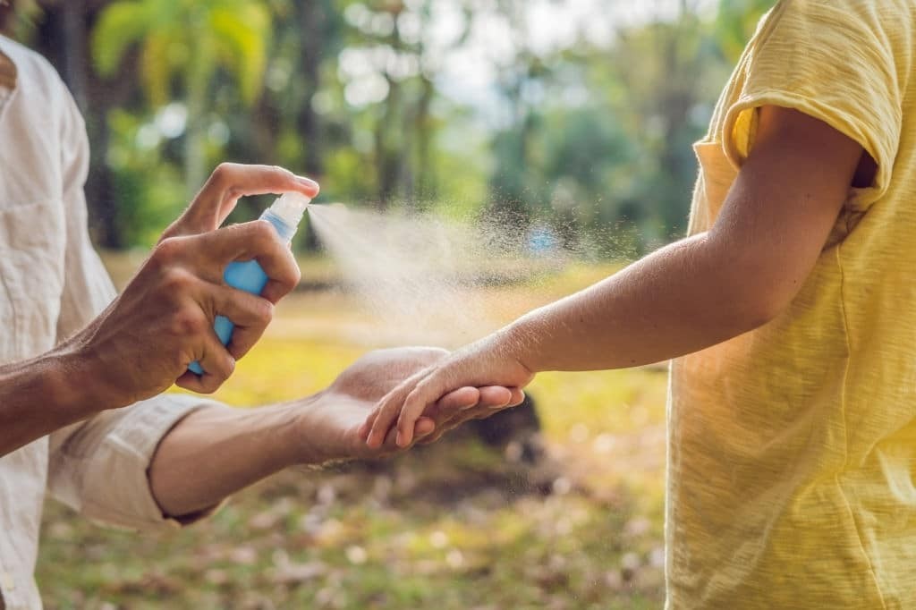 Bạn có thể sử dụng thuốc chống côn trùng trước khi con bạn ra ngoài trời