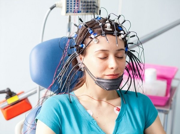 Hình ảnh bệnh nhân với máy đo điện não đồ