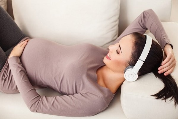 Nghe nhạc khi mang thai giúp thoải mái tinh thần