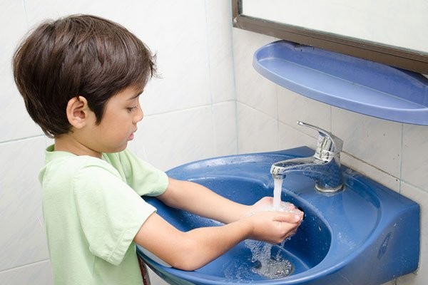 Nhắc nhở bé rửa tay thường xuyên