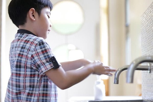 Rửa tay sạch sẽ là cách đơn giản nhất để ngăn ngừa các bệnh mùa hè thường gặp ở trẻ