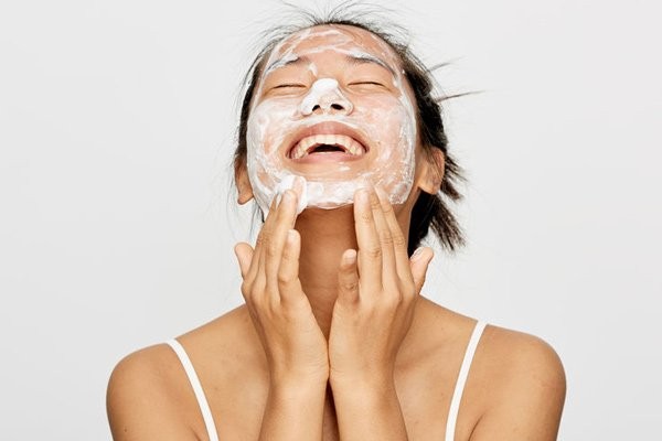 Rửa mặt thật sạch là một trong những cách chăm sóc da mùa hè cơ bản
