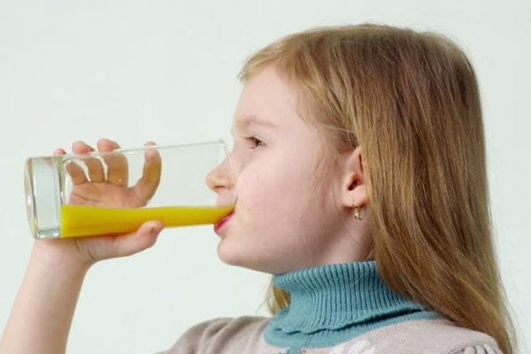 Cho trẻ uống nước trái cây khi bị cháy nắng