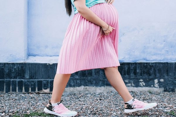 Chọn giày phù hợp có thể hạn chế đau lưng khi mang thai