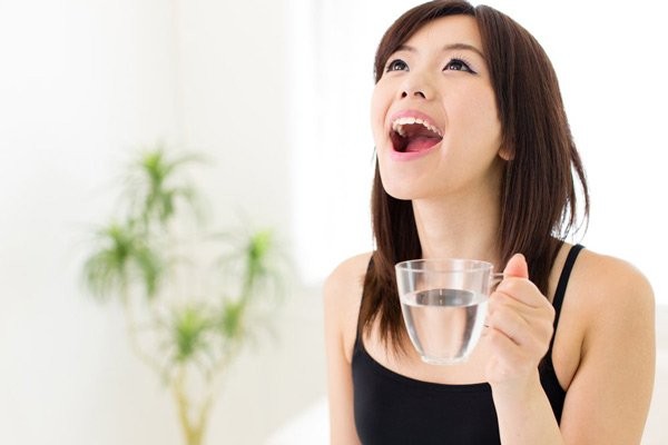 Súc họng với nước muối sinh lý là một liệu pháp tuyệt vời giúp làm sạch, dịu cổ họng, và giảm ho nhanh chóng