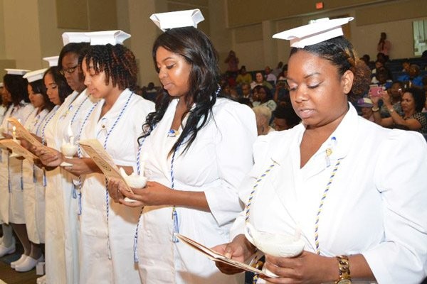 Sinh viên Điều dưỡng đọc lời thề của Florence Nightingale trong lễ tốt nghiệp 