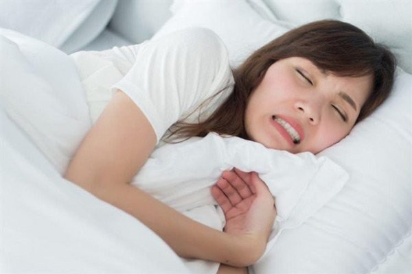 Nghiến răng có thể xảy ra cả khi thức và ngủ