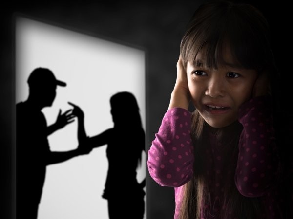 Trẻ bị ngược đãi về cảm xúc khi nhìn thấy cảnh bạo lực gia đình