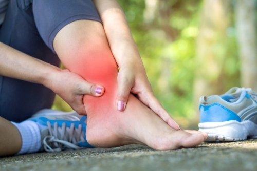 Những chấn thương khi tập luyện thể thao thường dẫn đến đau mắt cá chân.