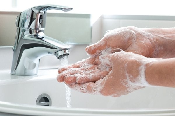 Rửa tay thường xuyên bằng xà phòng và nước trong ít nhất 20 giây