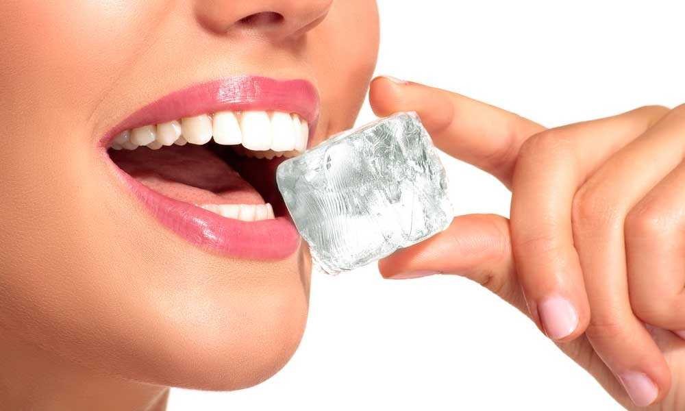 Nhai nước đá là thói quen rất có hại cho răng mà nhiều người chưa biết