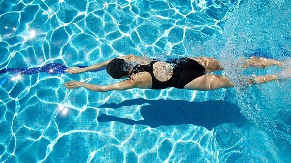 Bơi lội rất tốt cho những người bị viêm khớp